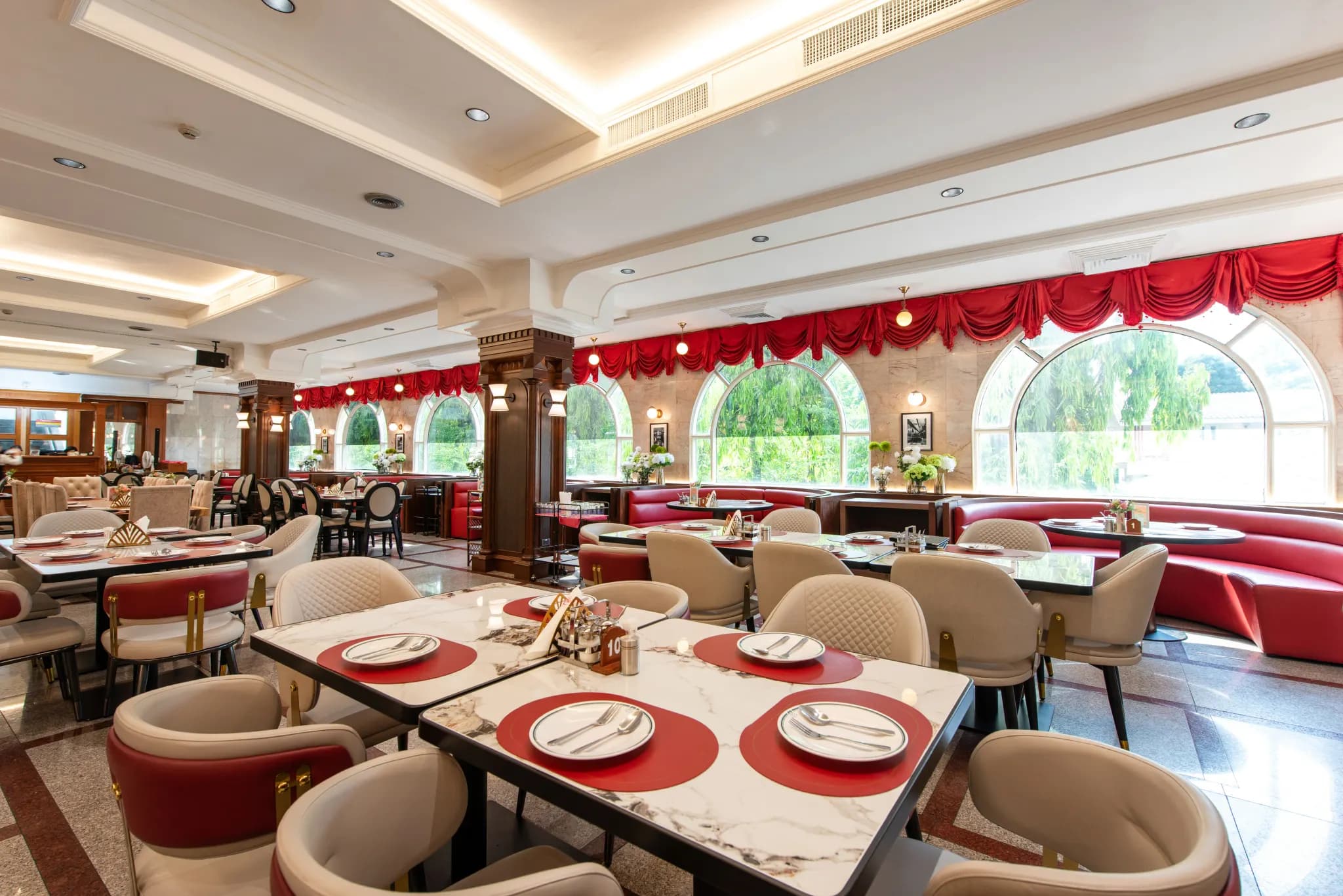 Saint Coffee Shop และล็อบบี้บาร์