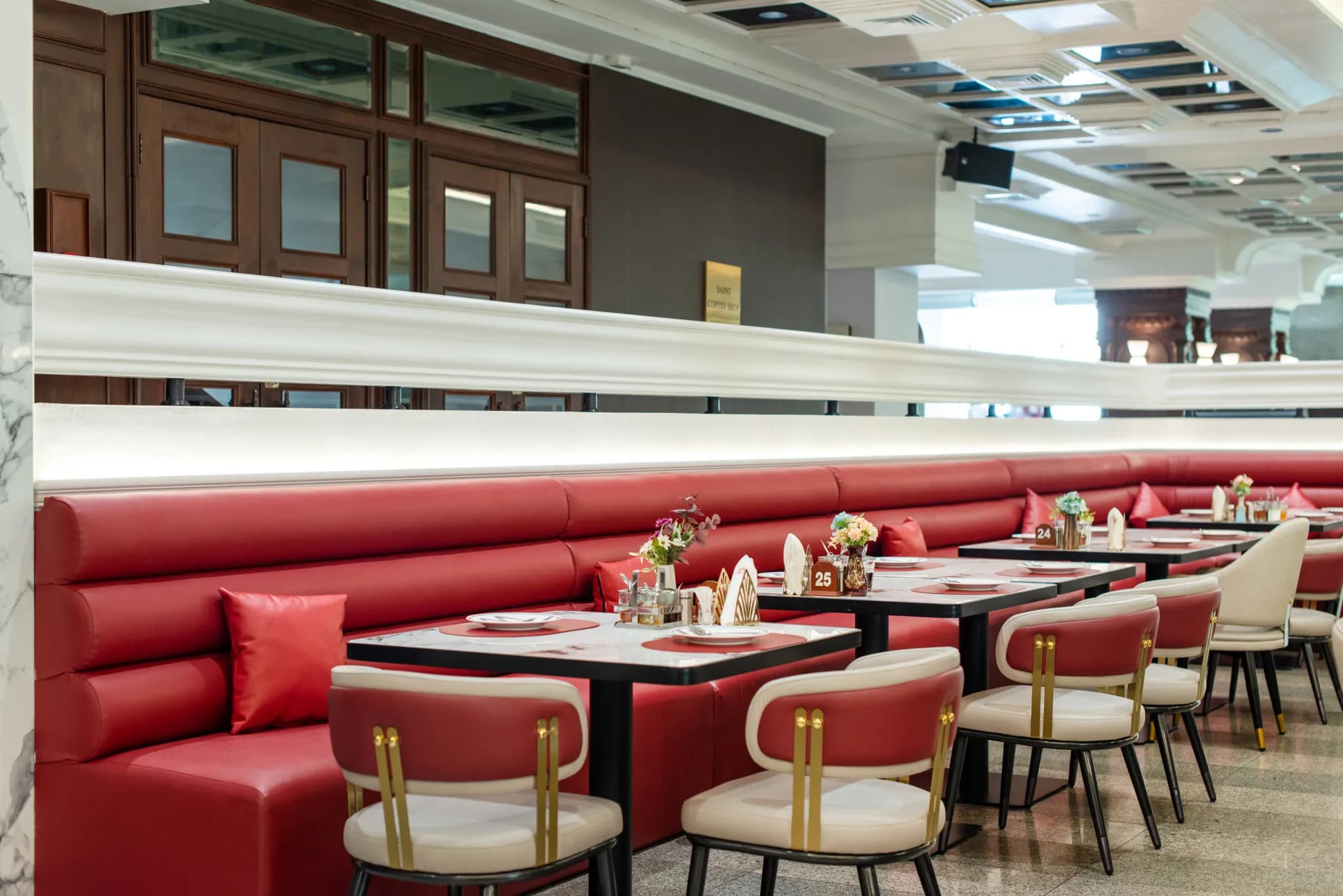 พื้นที่รับประทานอาหารและการจัดโต๊ะ