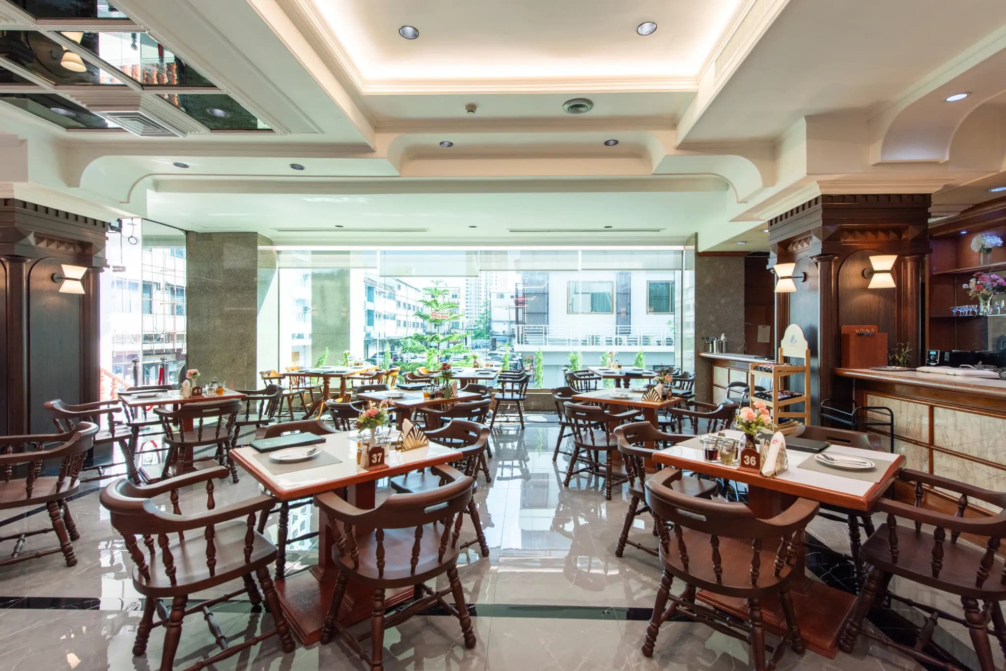 เมนูอาหารและการจัดเสิร์ฟของร้านอาหาร